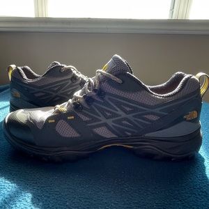 Mens size 10 The North Face shoes
